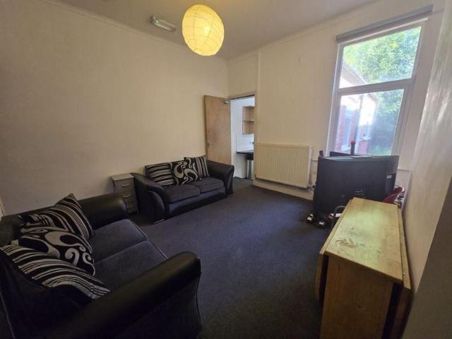 4 bedroom terraced house to rent
