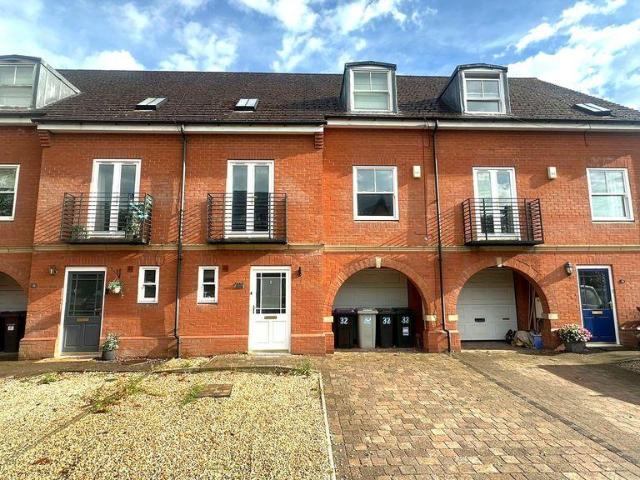 4 bedroom terraced house to rent
