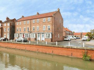 4 bedroom terraced house to rent