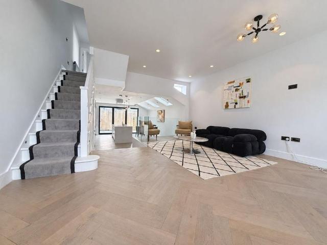 4 bedroom terraced house to rent
