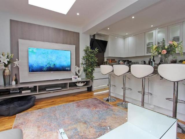 4 bedroom terraced house to rent