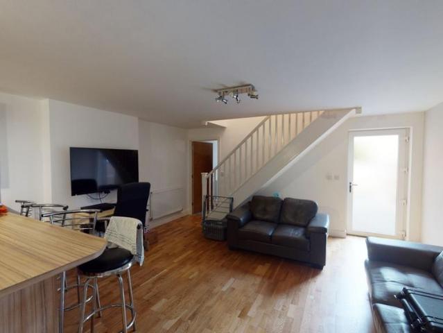 4 bedroom terraced house to rent