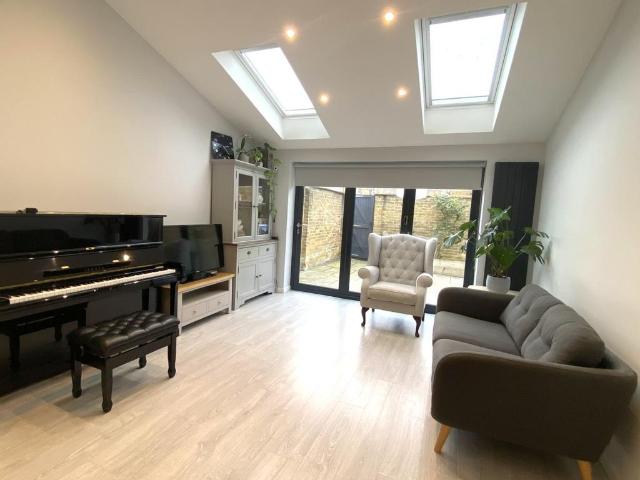 4 bedroom terraced house to rent