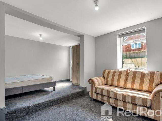 4 bedroom terraced house to rent