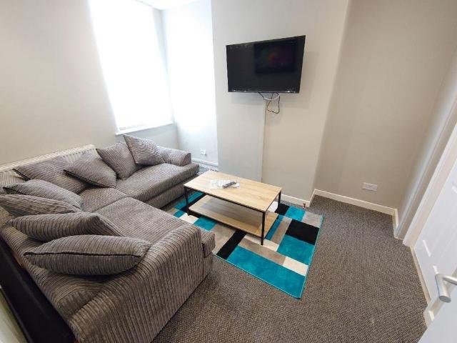 4 bedroom terraced house to rent