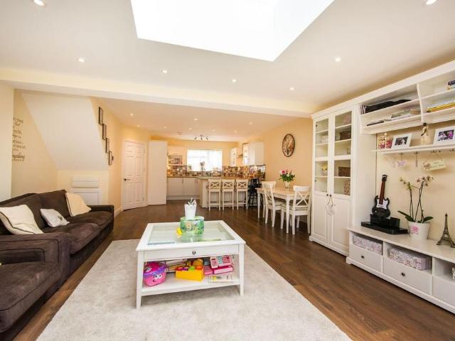 4 bedroom terraced house to rent