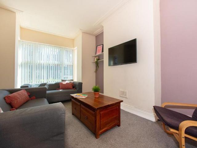 4 bedroom terraced house to rent