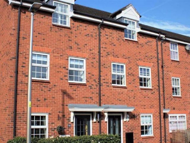 4 bedroom terraced house to rent