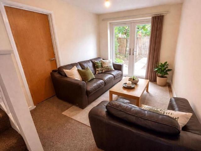4 bedroom terraced house to rent