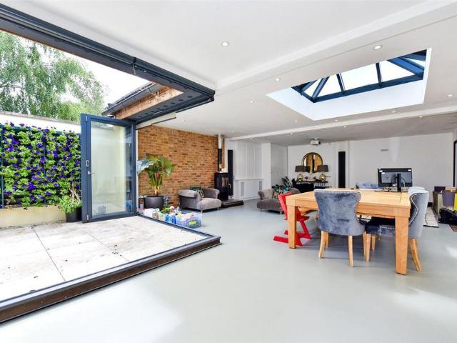4 bedroom terraced house to rent