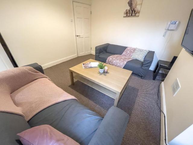 4 bedroom terraced house to rent