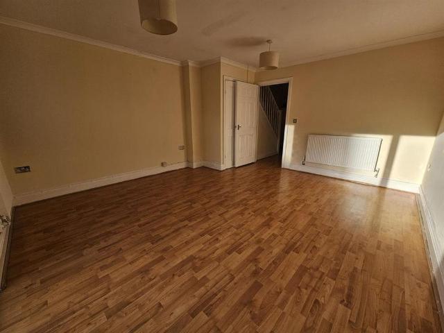 4 bedroom terraced house to rent