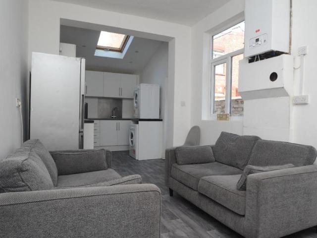 4 bedroom terraced house to rent