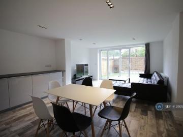 4 bedroom terraced house to rent