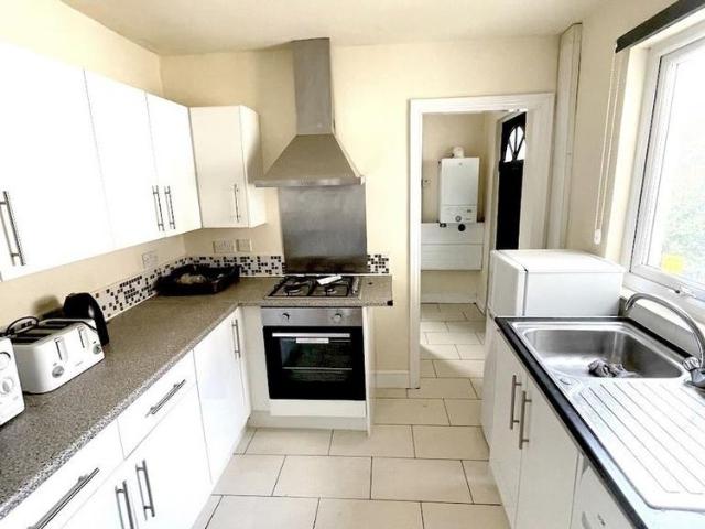 4 bedroom terraced house to rent