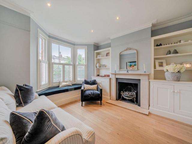 4 bedroom terraced house to rent