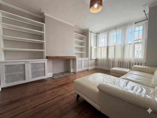 4 bedroom terraced house to rent