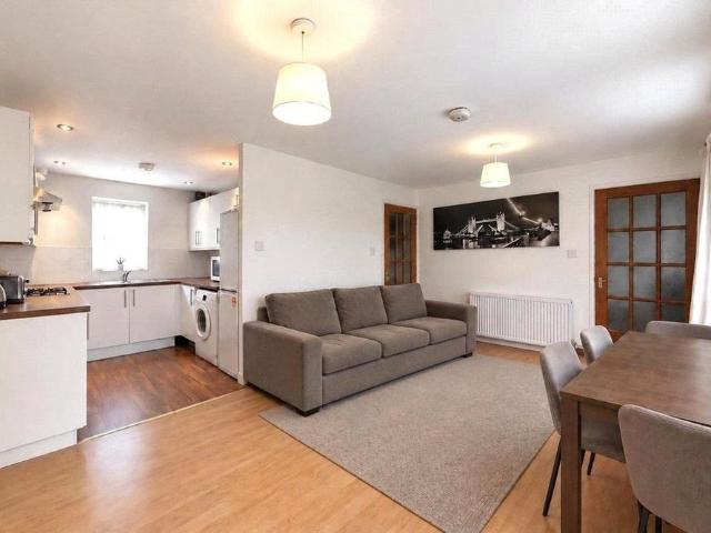 4 bedroom terraced house to rent
