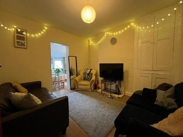 4 bedroom terraced house to rent