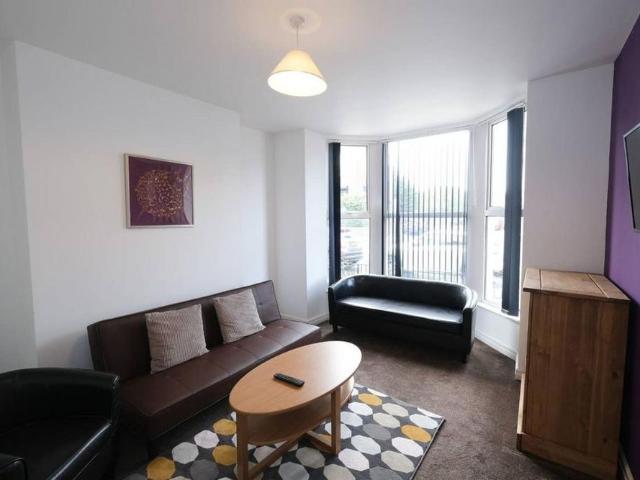 4 bedroom terraced house to rent