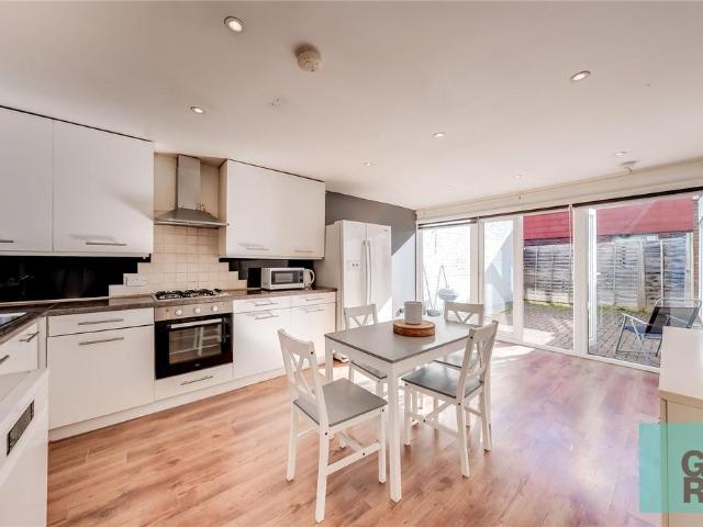 4 bedroom terraced house to rent