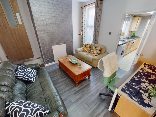 4 bedroom terraced house to rent