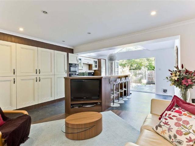 4 bedroom terraced house to rent