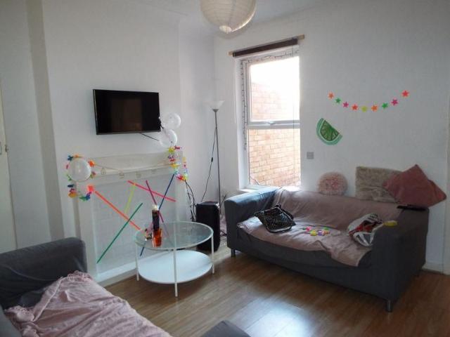 4 bedroom terraced house to rent