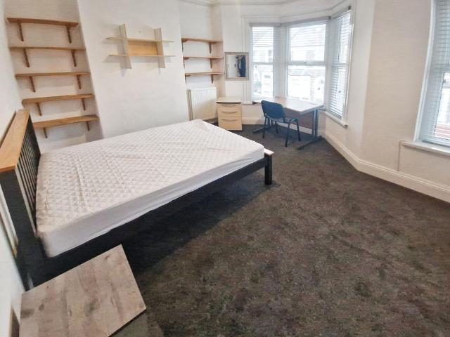 4 bedroom terraced house to rent