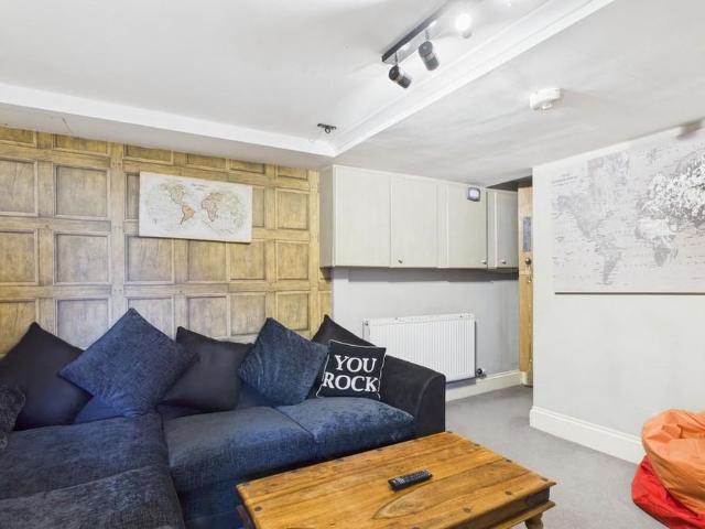 4 bedroom terraced house to rent