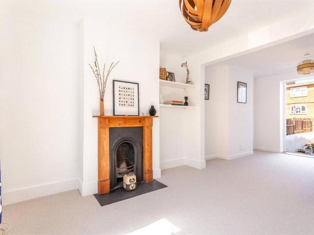 4 bedroom terraced house to rent