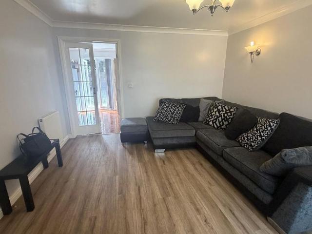 4 bedroom terraced house to rent