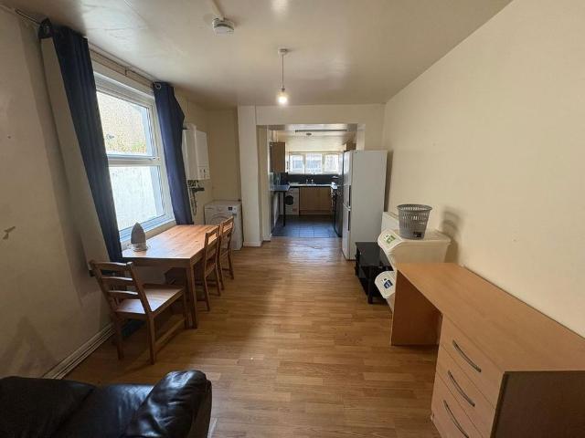 4 bedroom terraced house to rent