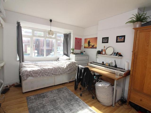 4 bedroom terraced house to rent