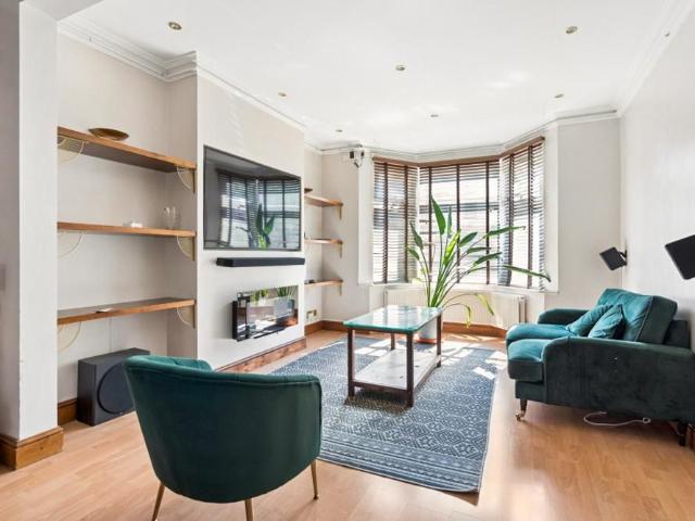 4 bedroom terraced house to rent