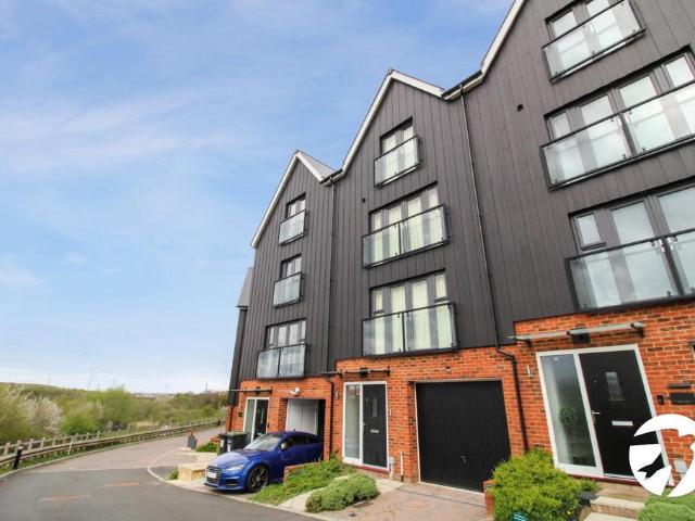 4 bedroom terraced house to rent