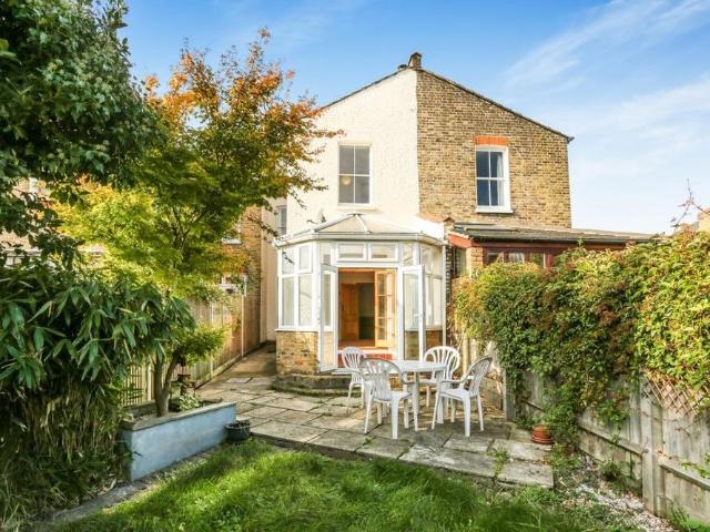 4 bedroom terraced house to rent