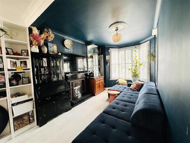 4 bedroom terraced house to rent
