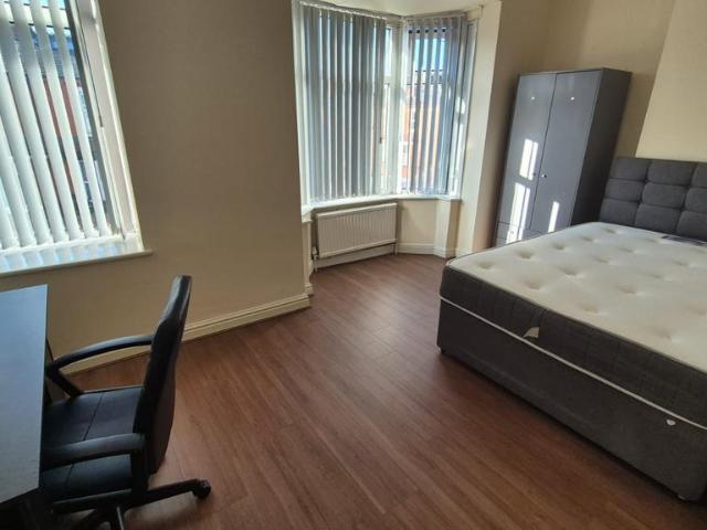4 bedroom terraced house to rent