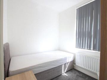 4 bedroom terraced house to rent