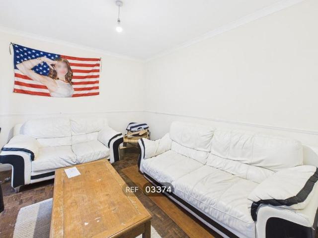 4 bedroom terraced house to rent