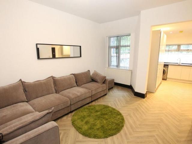 4 bedroom terraced house to rent