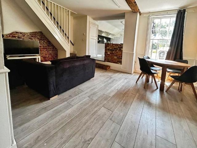 4 bedroom terraced house to rent