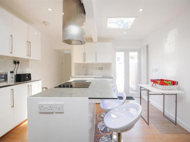 4 bedroom terraced house to rent