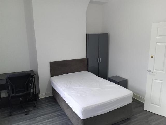 4 bedroom terraced house to rent