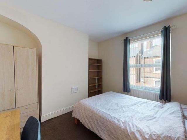4 bedroom terraced house to rent
