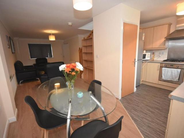 4 bedroom terraced house to rent