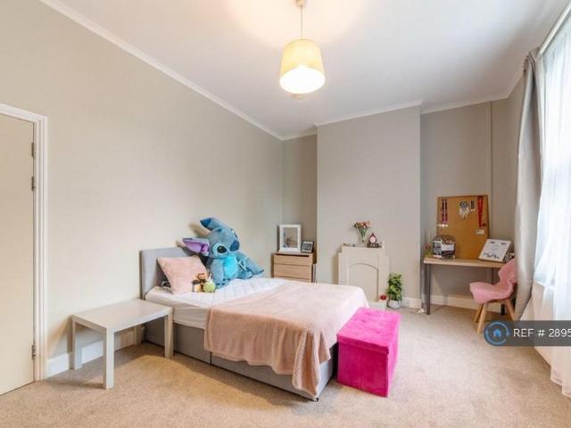 4 bedroom terraced house to rent