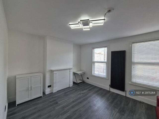 4 bedroom terraced house to rent