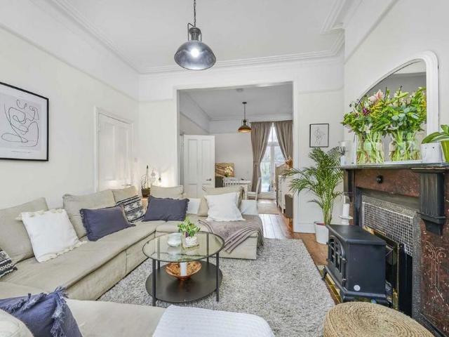 4 bedroom terraced house to rent